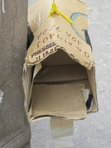 908480 Afbeelding van een opengevouwen kartonnen doos in gebruik als brievenbus bij het pand Kromme Nieuwegracht 84 te ...